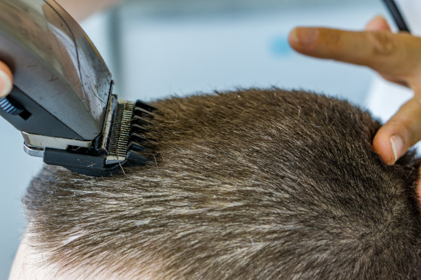 概念时尚与美容，男士2017年理发与修剪在美容院。聚焦深度较浅。图片下载