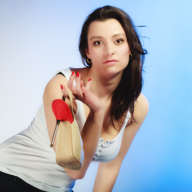 女人的鞋子高跟鞋在女人的手。购物。图片下载