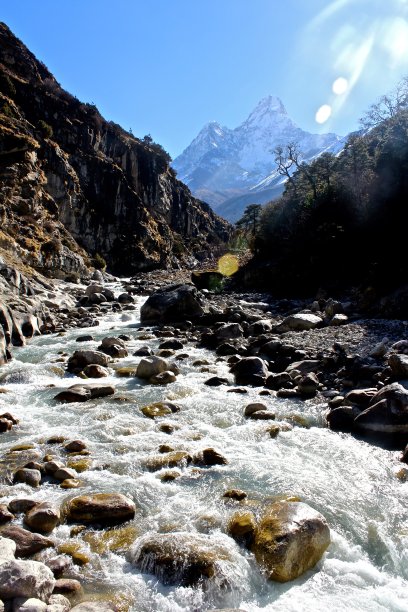 尼泊尔珠穆朗玛峰地区的喜马拉雅河图片下载