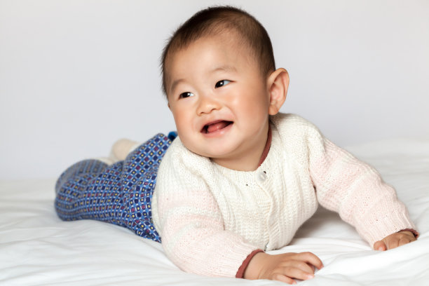 婴儿躺着，看起来很开心图片下载