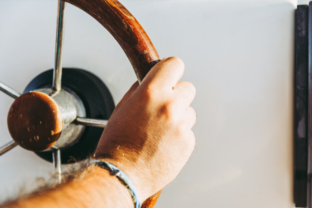 交出一艘小游艇的方向盘图片下载