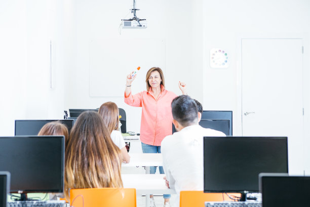 在课堂上与学生一起工作的妇女图片下载