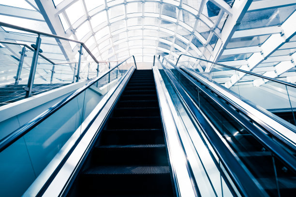 现代化的自动扶梯和楼梯图片下载