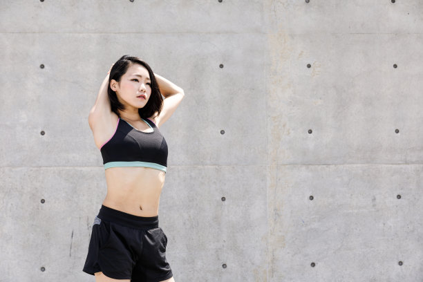 健康的日本妇女正在户外伸展图片下载