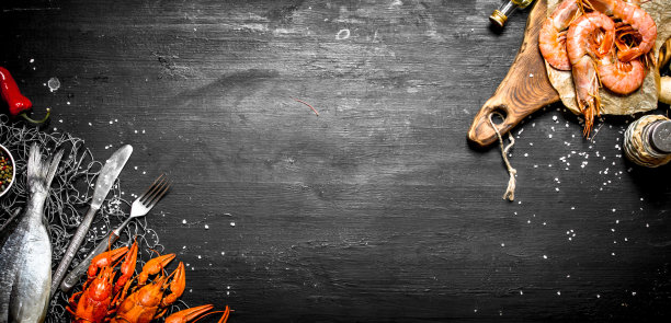 渔网上的新鲜鱼和贝类。素材图片