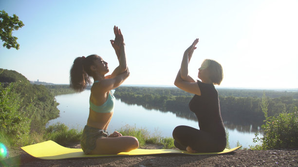 两个女孩在户外练习瑜伽图片下载
