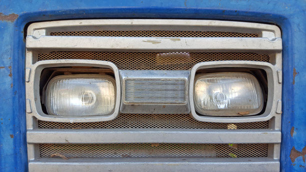 老拖拉机前的特写图片下载