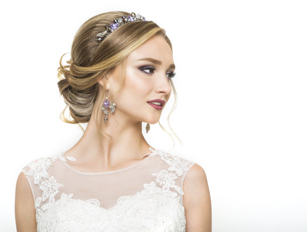 年轻漂亮的白人新娘穿着婚纱图片下载