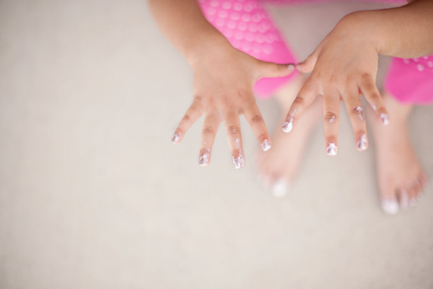 小女孩自豪地给自己涂指甲图片下载