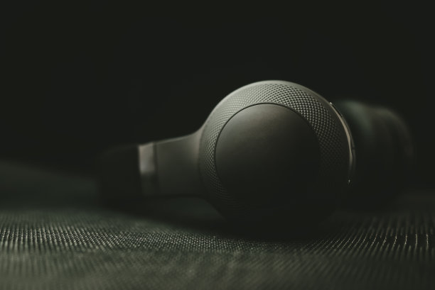 在黑暗中佩戴耳机图片下载