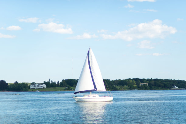 游艇和蓝色的大海，以城市为背景图片下载