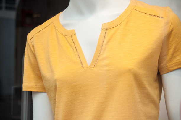商店展示厅里的黄色女t恤图片下载