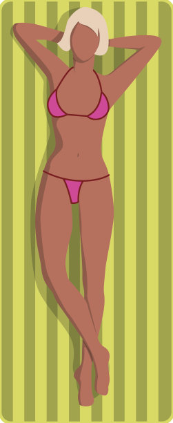 年轻女子在小粉红色比基尼日光浴图片下载