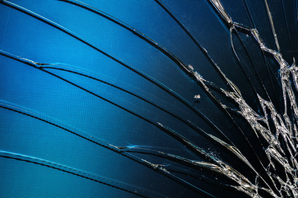 蓝色背景上的碎玻璃图片下载