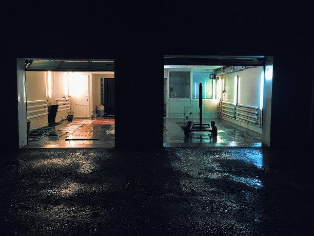 洗车外观在晚上与黄色和蓝色的灯图片下载