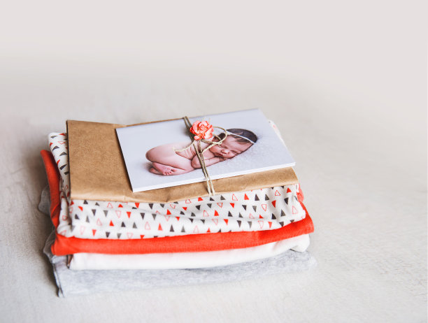 印着最可爱的新生儿和婴儿衣服睡觉的贺卡。图片下载