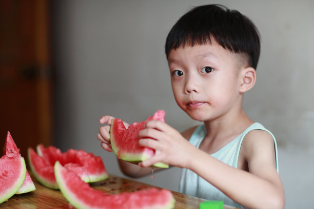 可爱的亚洲宝宝吃西瓜图片下载