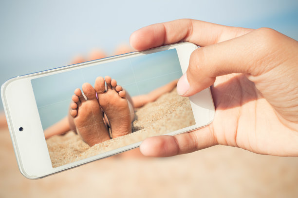 女性的脚在沙滩上。贝加尔湖图片下载