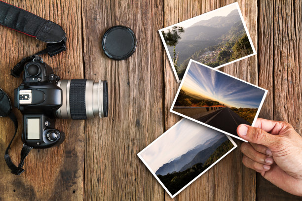 男人的手拿旧照片和相机摄影概念图片下载