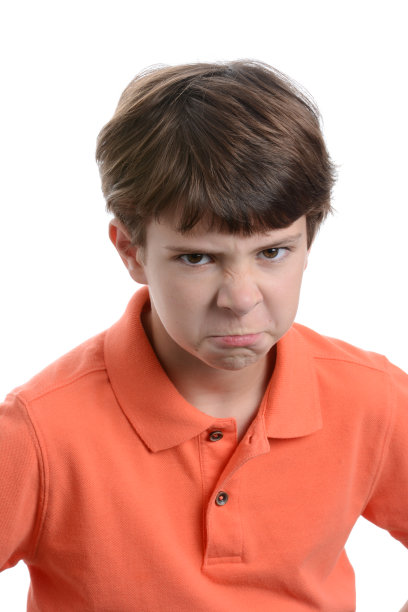 疯狂表情的男孩图片下载