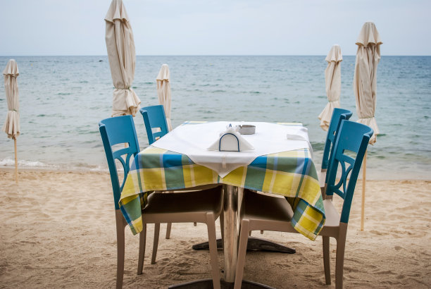 传统的希腊户外餐厅阳台上的街道村庄餐厅，Paralia希腊图片下载