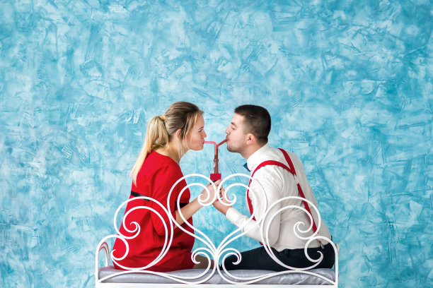 快乐夫妻喝水图片下载