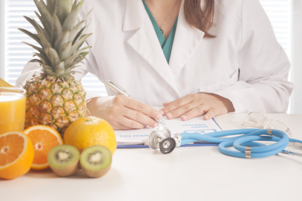 营养学家用新鲜水果写病历和处方素材图片