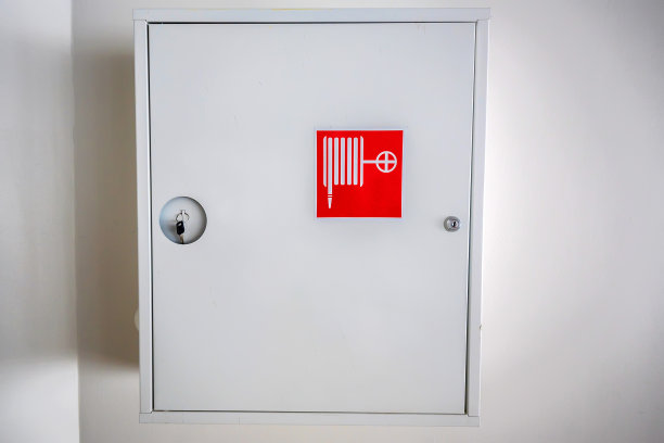 白色消火栓柜挂在墙上图片下载