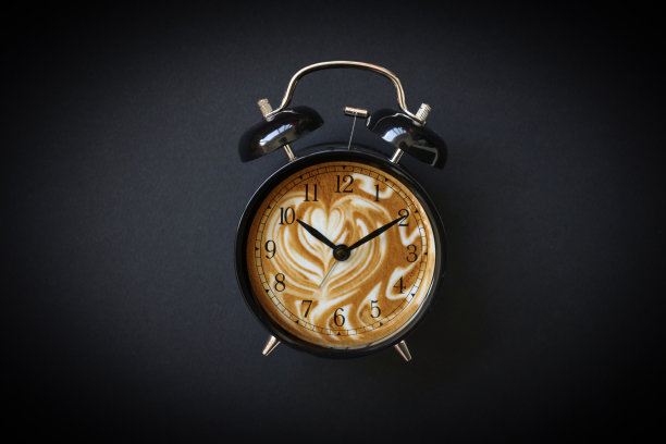 热咖啡复古闹钟图片下载