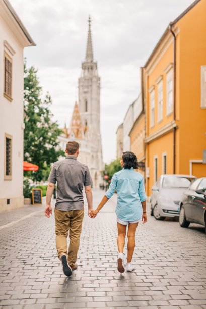 多元文化的快乐夫妇游客手牵着手走在街上|蜜月图片下载