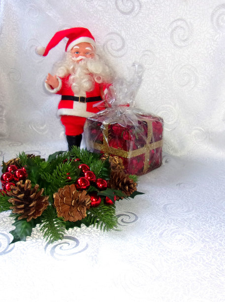 带礼物的圣诞老人图片下载