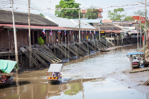 沿着运河的木船看每一个生活在宁静的日子。水太浅，春潮有低潮，受日月影响。图片下载