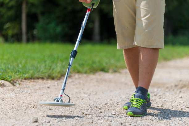 带着金属探测器的人图片下载