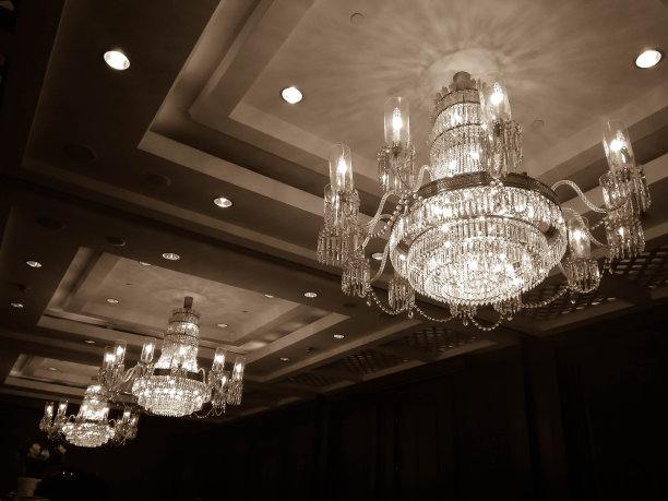 天花板上优雅的吊灯图片下载