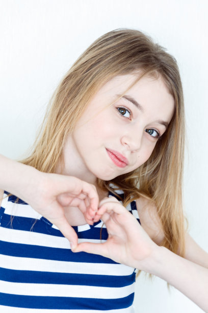 可爱的金发女孩图片下载