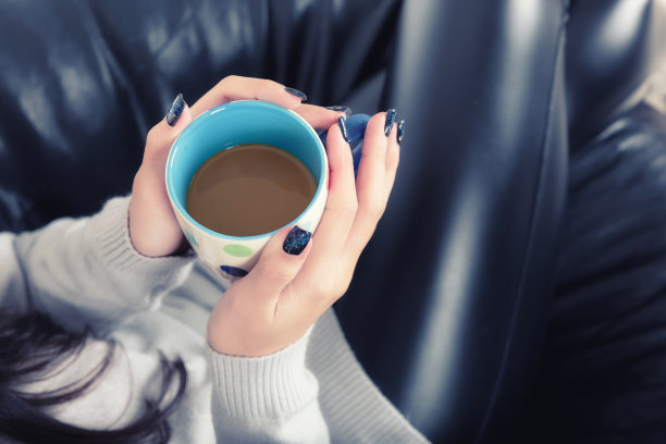 美丽的年轻女孩与杯咖啡肖像在冬天的季节。图片下载