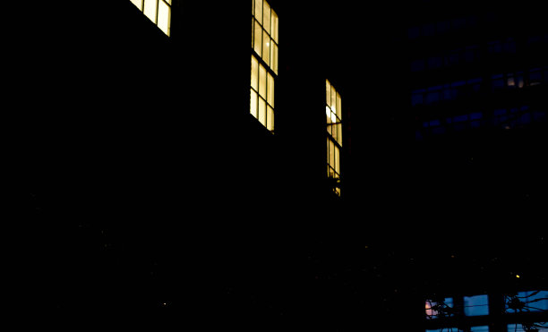 发光的仓库窗户图片下载