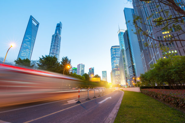 晚上的上海商业中心图片下载