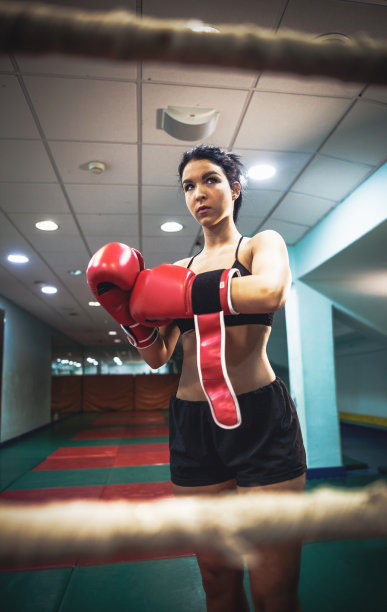 在体育馆里进行运动训练的女拳击手图片下载