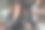 沉思的商务女性戴着眼镜在笔记本电脑上工作的照片。商业团队的合作伙伴在阁楼办公室。美丽的女孩拿着铅笔，思考着新的创业图片下载