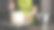 女人用奶油糖霜装饰美味的多层海绵蛋糕图片下载