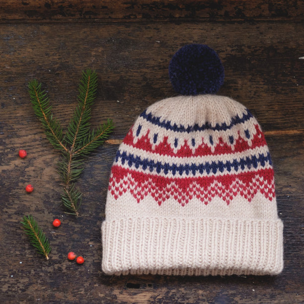 带绒球的米色针织帽图片下载