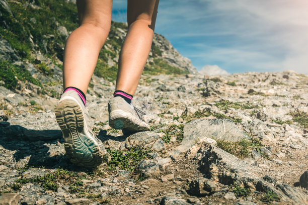 女性徒步旅行者在山间小径行走素材图片