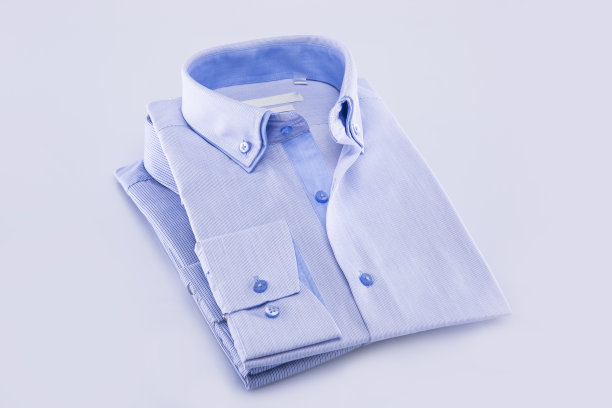两件折叠在白色背景上的男式衬衫。孤立的图片下载