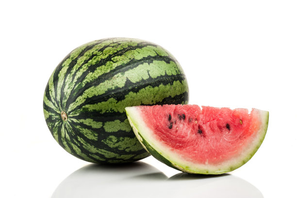 白色背景上孤立的西瓜片图片下载