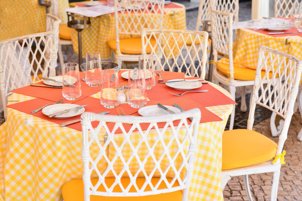 玻璃杯，叉子，刀在餐馆里供应晚餐图片下载