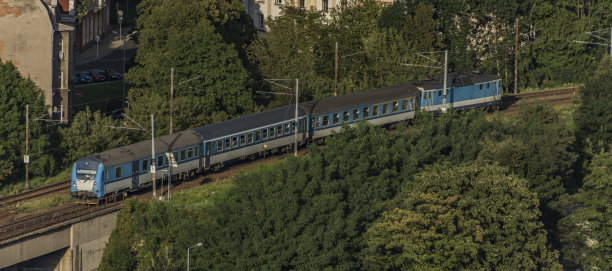 在乌斯提和拉班的拉伯桥上的火车图片下载