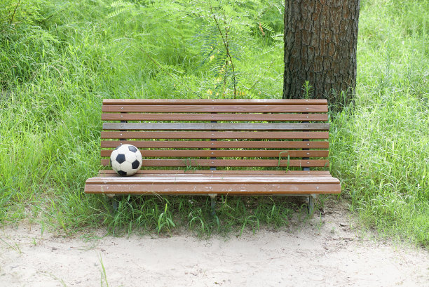 长凳和足球图片下载
