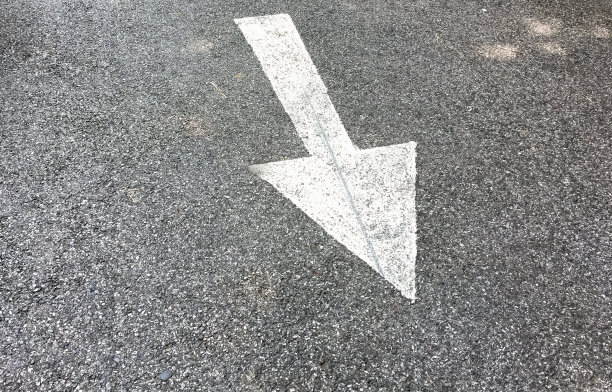 白色箭头方向的道路图片下载