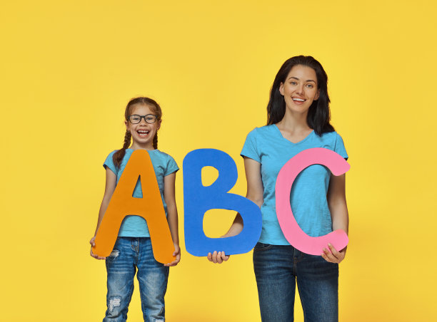 孩子和老师的大字母图片下载